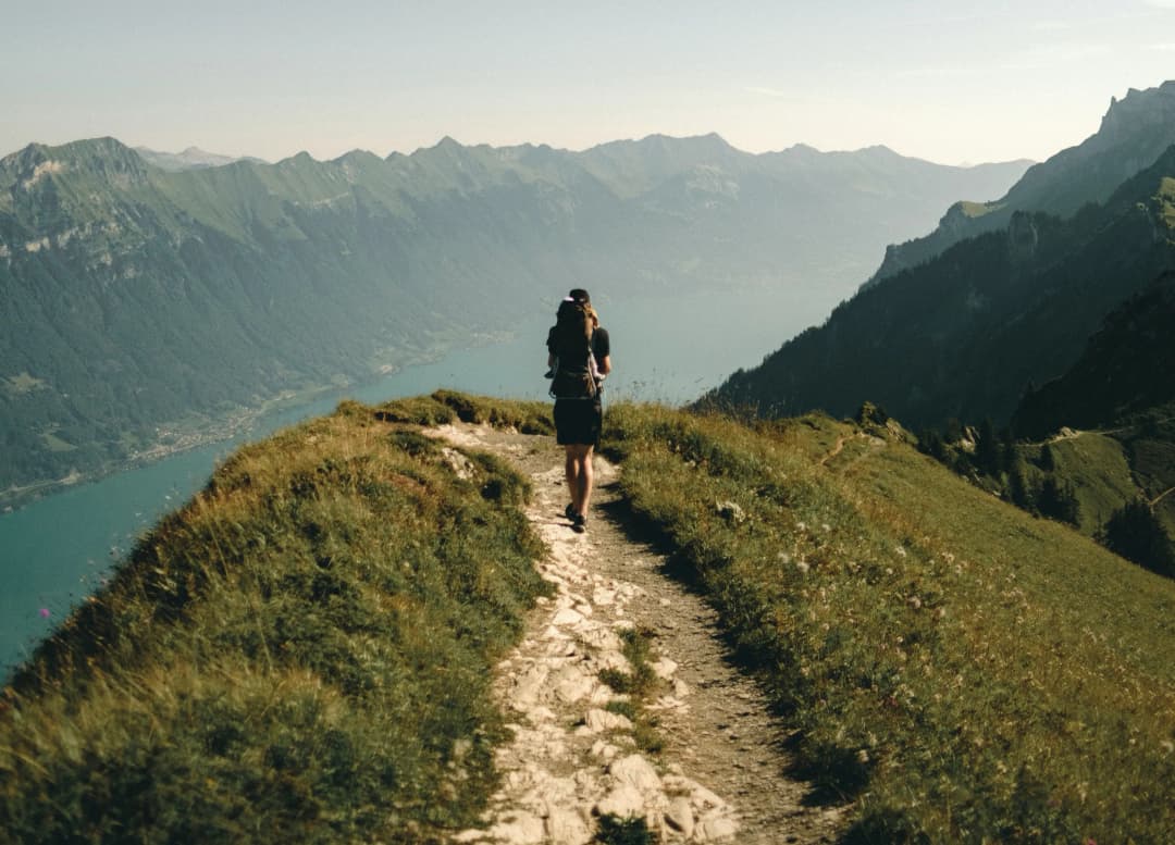 Personne marchant sur un sentier de montagne