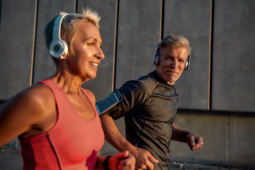 Couple en train de courir